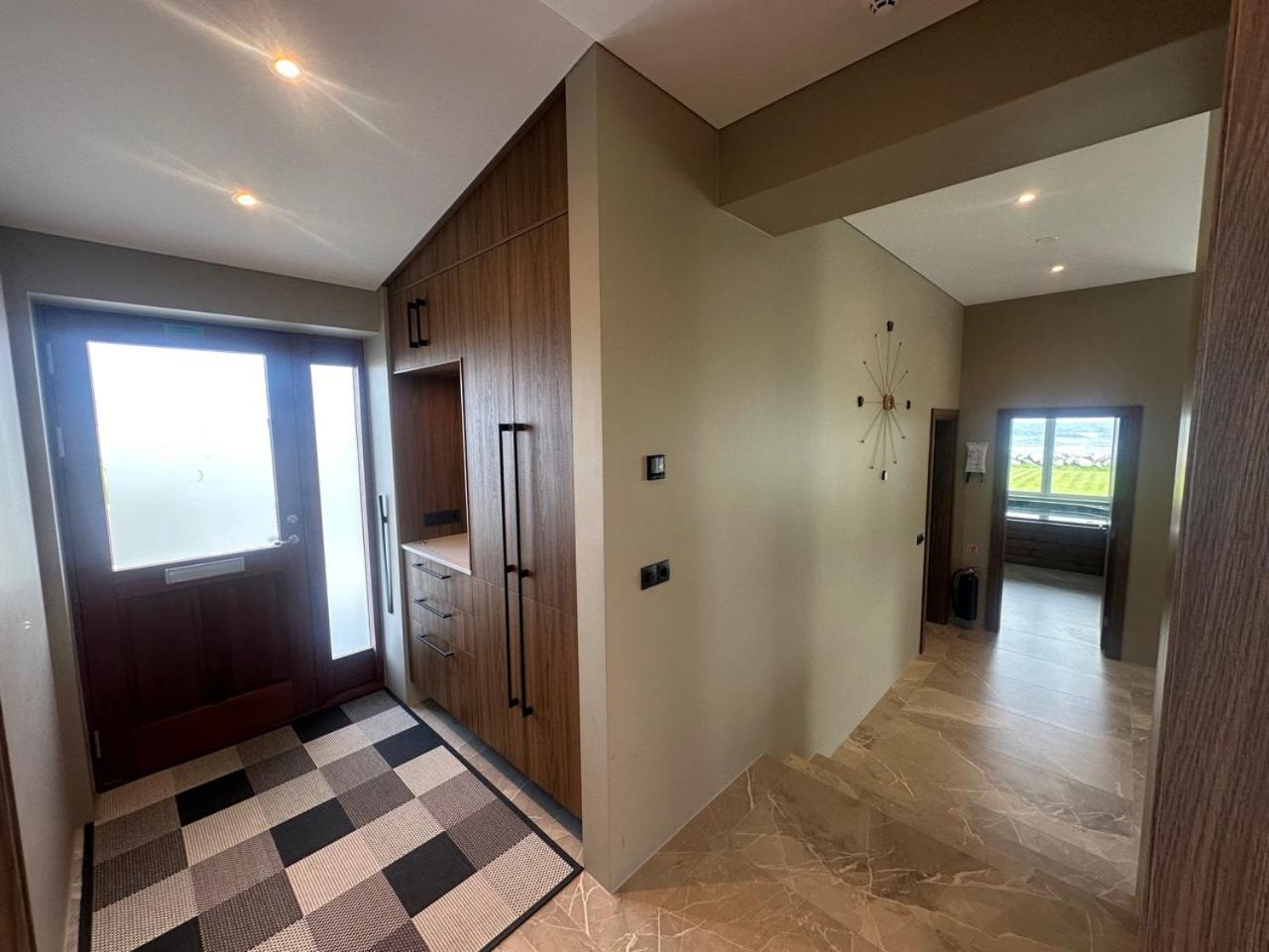 Bay View Apartments Gardur Luaran gambar
