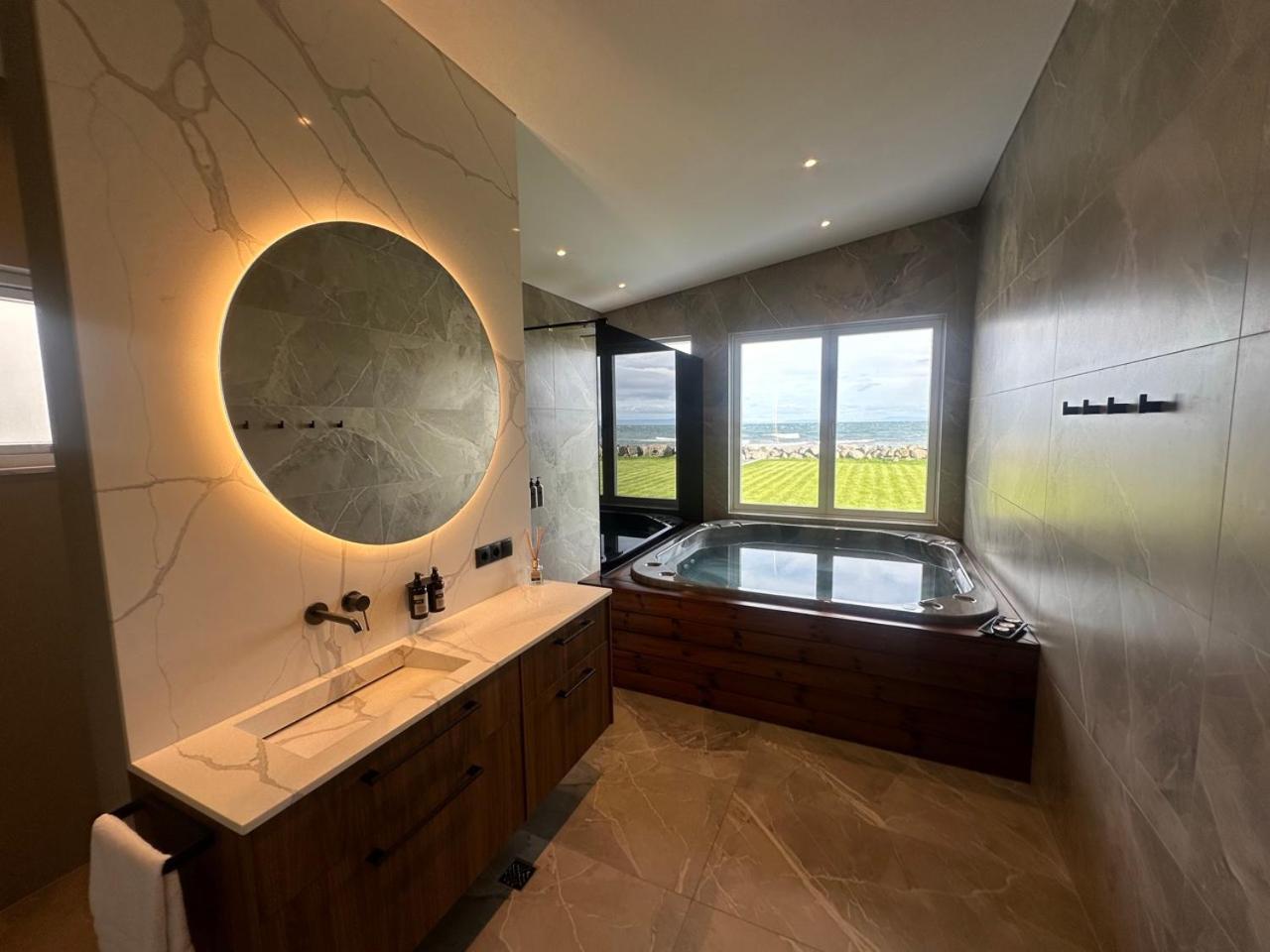 Bay View Apartments Gardur Luaran gambar