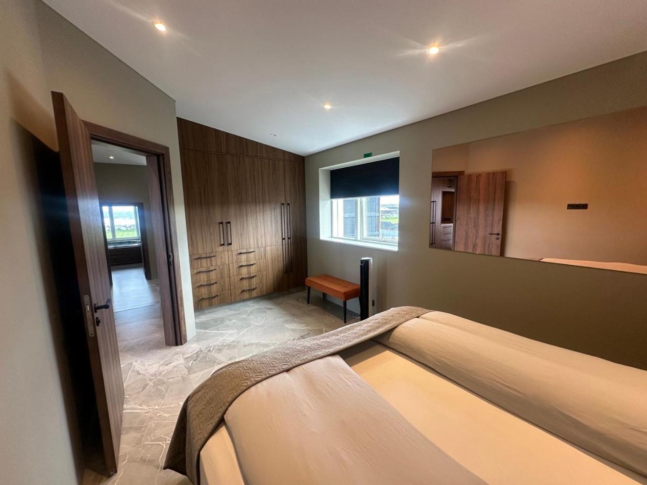 Bay View Apartments Gardur Luaran gambar